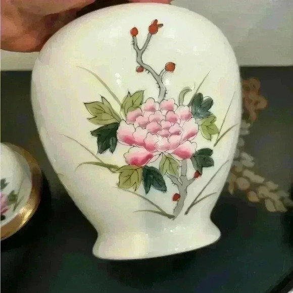 Vintage Kutani lidded Urn - Picture 3 of 4